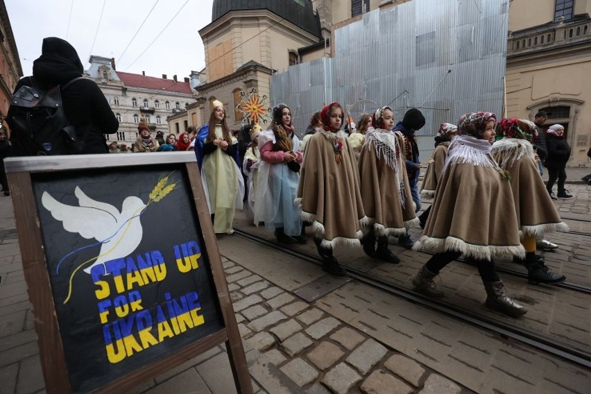 Świąteczny marsz we Lwowie, śpiewanie kolęd w schronie.