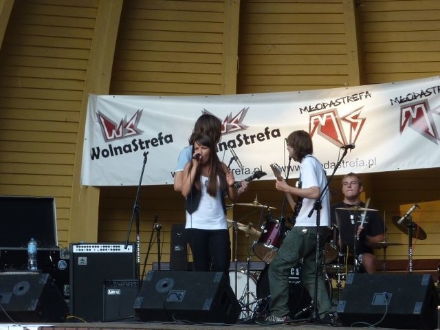 Zespół Random na scenie w parku miejskim zaprezentował ostre rockowe utwory.