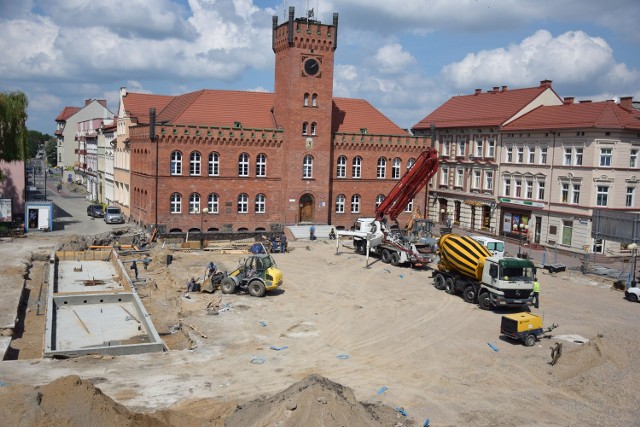 Tak prezentuje się teren przed szczecineckim ratuszem na początku czerwca. Do finału przebudowy jeszcze bardzo daleko...