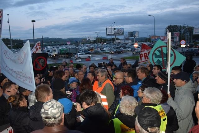 Lotnisko chce mieć nowy pas, mieszkańcy protestują [WIDEO]