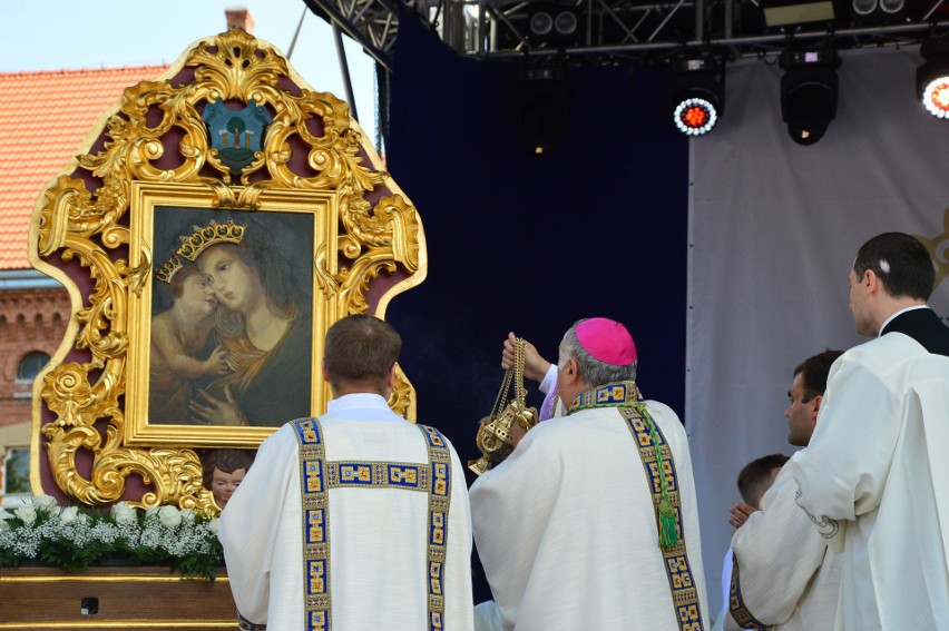Msza św. na myślenickim rynku w 50. rocznicę koronacji obrazu Matki Bożej Myślenickiej 