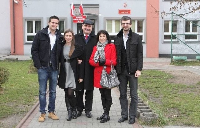 Wojciech Lubawski junior z rodzicami oraz siostrą i jej mężem. 
