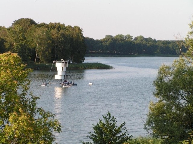 Na jeziorze w Chociwlu stanął aerator, urządzenie do napowietrzania wody.