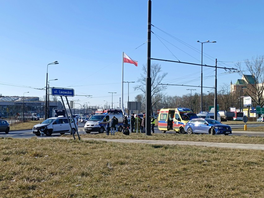Lublin. Zderzenie dwóch aut na rondzie przy ul. Lwowskiej. Jedna osoba trafiła do szpitala
