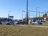 Lublin. Zderzenie dwóch aut na rondzie przy ul. Lwowskiej. Jedna osoba trafiła do szpitala
