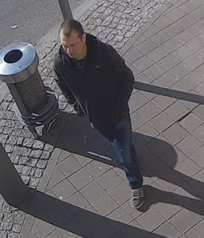 Gdynia: Policja poszukuje mężczyzny, który mógł mieć związek z inną czynnością seksualną. Rozpoznajesz go? Zadzwoń na policję!