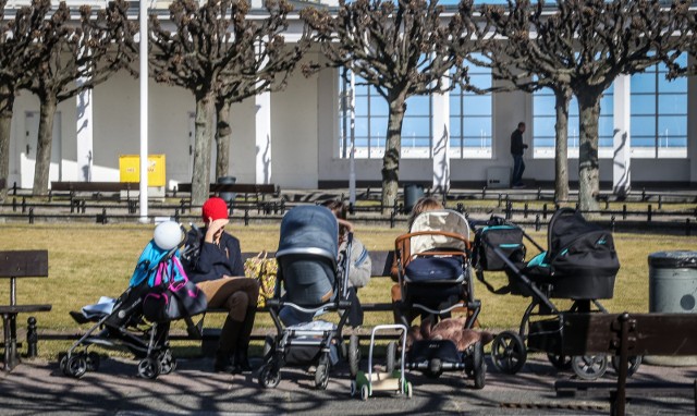 Chcesz nadać swojemu dziecku nietypowe, wyjątkowe imię? Nie na każde zgodzi się urzędnik w USC.Na kolejnych slajdach znajdziesz przykłady zakazanych imion. Przejdziesz do nich za pomocą gestu, strzałki lub kursora.