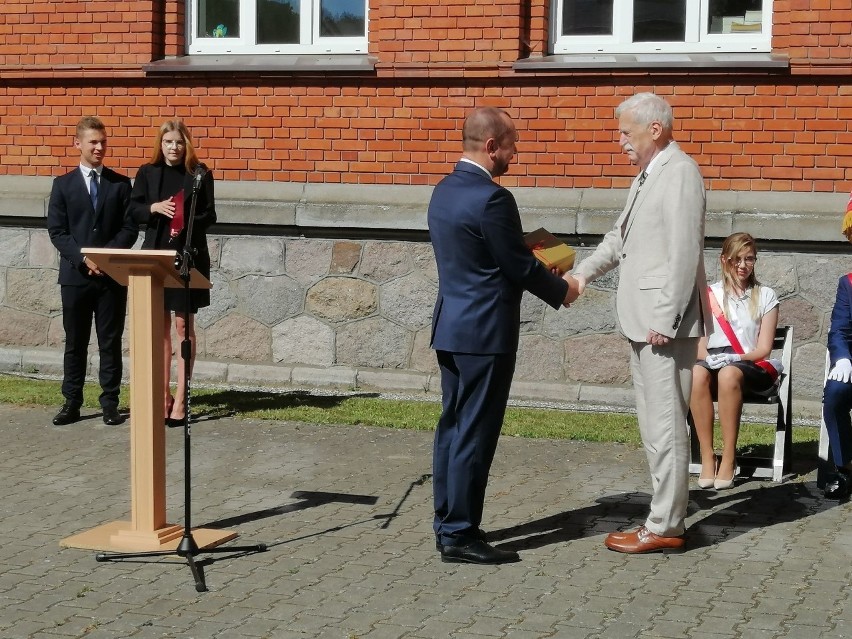 Uczniowie i nauczyciele Zespołu Szkół im. W. Broniewskiego w...