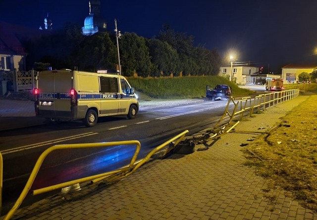 W nocy 26 lipca przed godziną 1 jednostka policji w Żninie otrzymała zgłoszenie o pojedzie, który uderzył w bariery w mieście, na ulicy Klemensa Janickiego. Okazało się, że do zdarzenia doprowadziła pijana nastolatka, która ukradła samochód