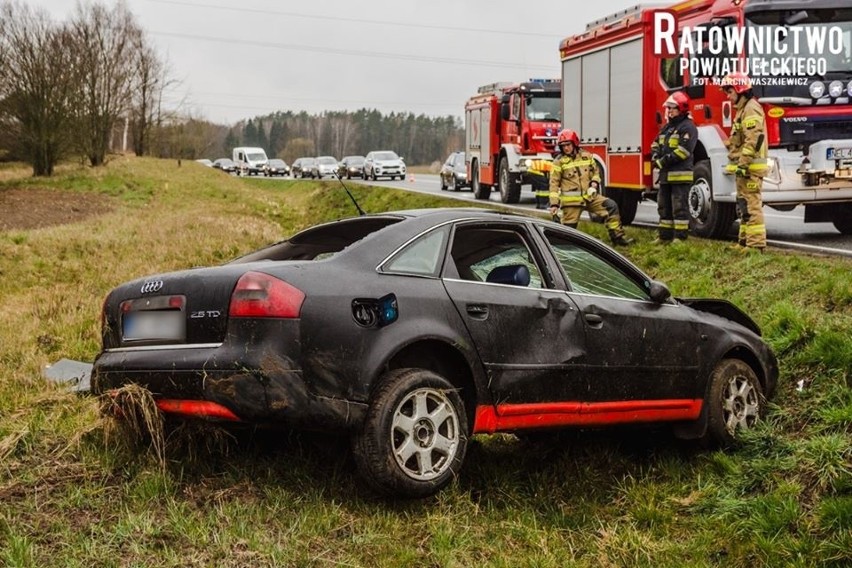 Wypadek na drodze krajowej nr 16. Na trasie Sędki - Ełk, kierowca audi wjechał do rowu (zdjęcia)