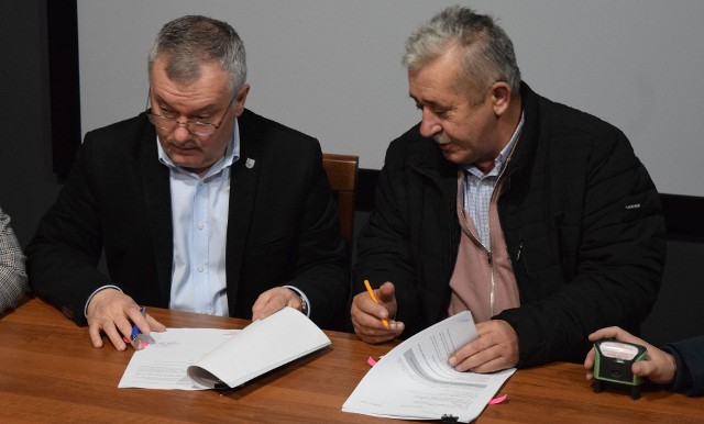 Burmistrz Marek Juszczyk podpisał umowę z wykonawcą modernizacji placu targowego. Przebudowę wykona Firma Remontowo-Budowlana Czajka Ryszard.