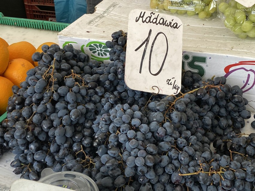 Winogrona z Mołdawii po 10 złotych za kilogram.