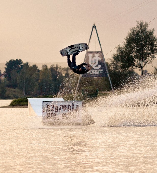 Wakeboard to jeden z najbardziej widowiskowych wodnych sportów