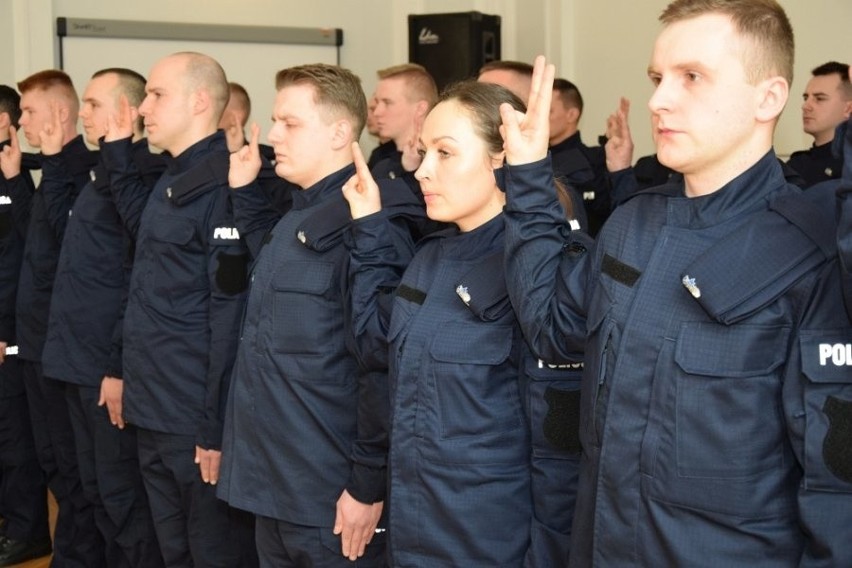 Nowo przyjęci policjanci po szkoleniu trafią do komend w Rzeszowie, Tarnobrzegu, Stalowej Woli i Kolbuszowej (zdjęcia)