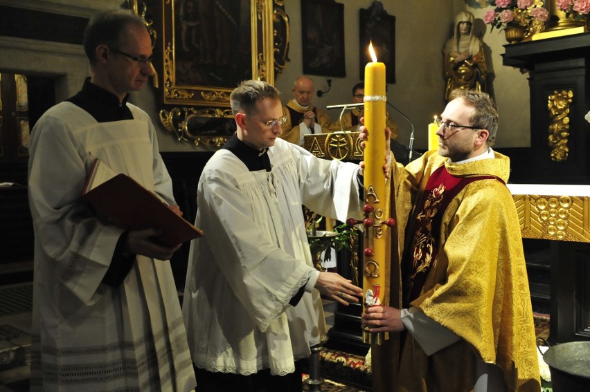 Liturgia Wigilii Paschalnej rozpoczyna święta wielkanocne.