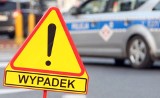 Wypadek na drodze krajowej nr 32 między Dąbiem a Pławiem. Motocyklista zderzył się z busem. Policja wyjaśnia przyczyny zdarzenia