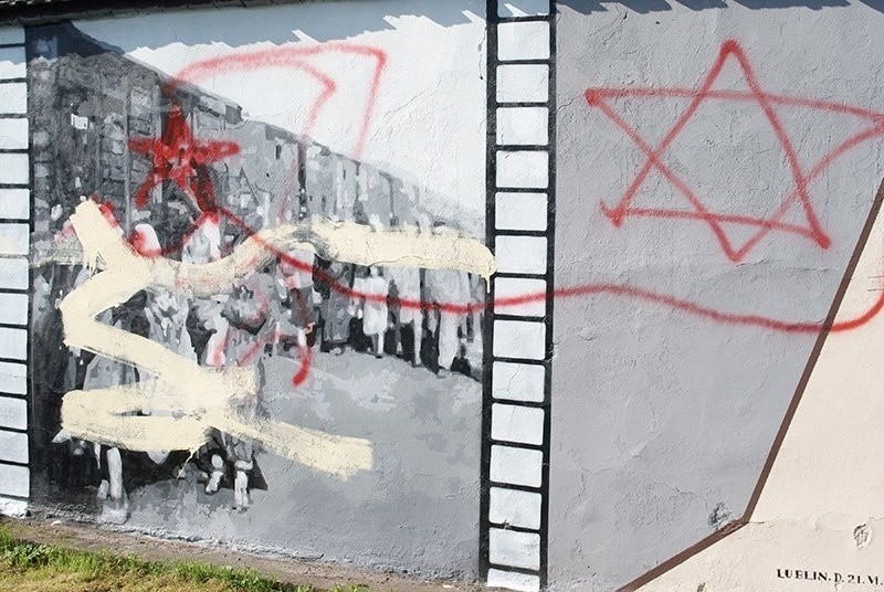 Zniszczony mural w Trawnikach