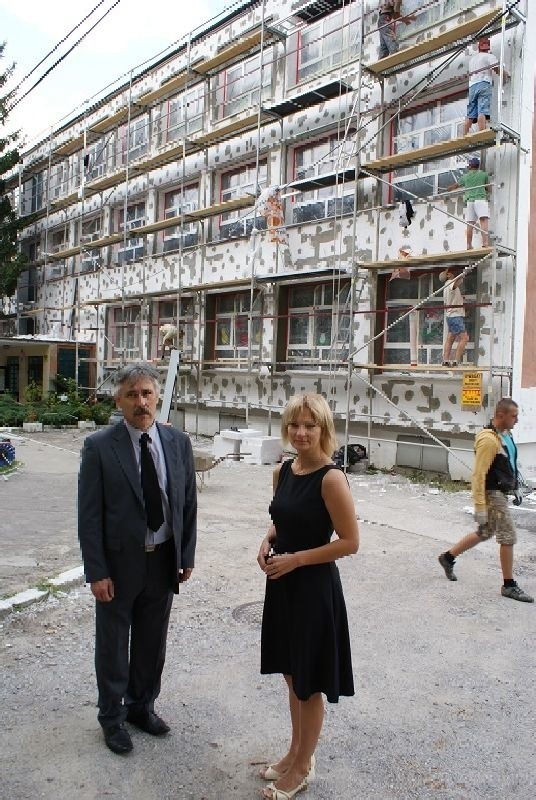 Burmistrz Dorota Łukomska i radny gminy Stąporków Marian Domagała przed remontowanym budynkiem szkoły w Niekłaniu.