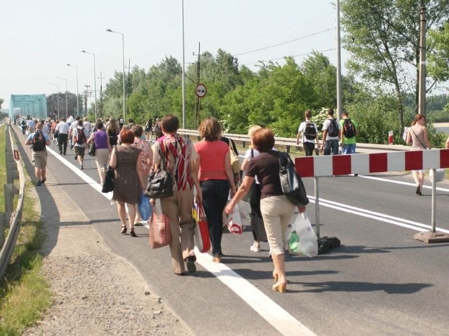 Osoby dojeżdżające do pracy i szkół autobusami wysiadają z pojazdu przy wiadukcie w Nagnajowie, po czym przechodzą przez most i wsiadają do innego autobusu, który podjeżdża o ustalonej wcześniej godzinie.