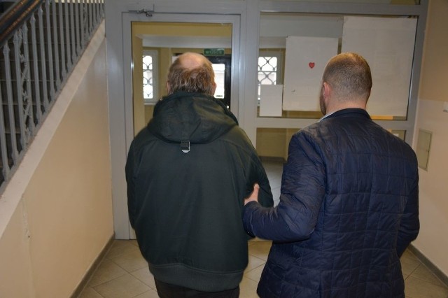 Policjanci z Dobrzenia Wielkiego zatrzymali 56-latka podejrzewanego o kradzieże pieniędzy z jednego z kościołów na terenie gminy.