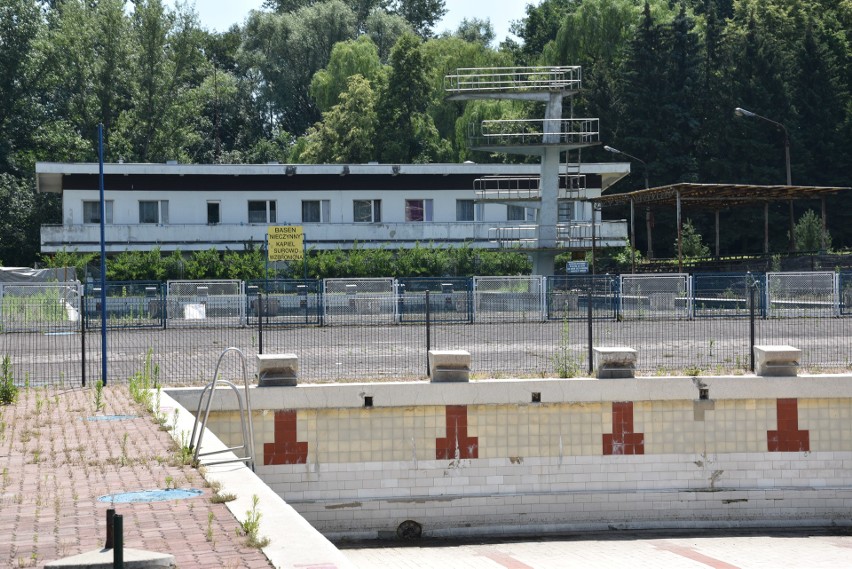 Choć już lato, letnia pływalnia w Mościcach zamknięta na cztery spusty. W basenie olimpijskim żerują ryby. Co dalej z tą ruiną? [ZDJĘCIA]