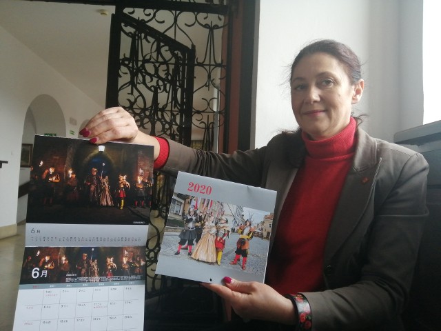 Katarzyna Batko, dyrektor biura Lokalnej Organizacji Turystycznej Partnerstwo Ziemi Sandomierskiej prezentuje wyjątkowy kalendarz.