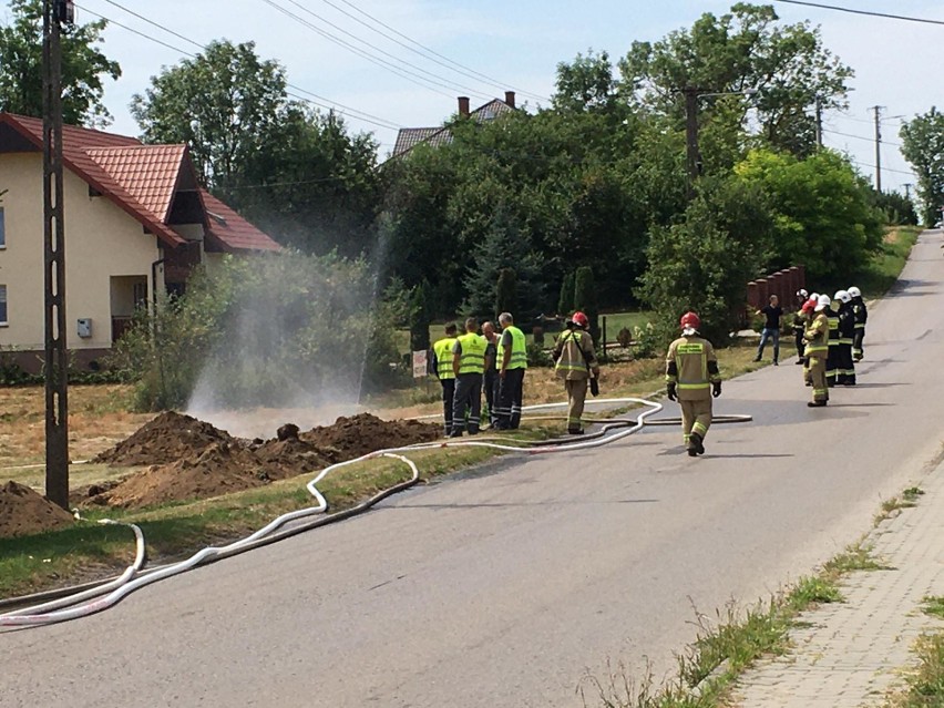 W gminie Nowiny koparka uszkodziła gazociąg. Ewakuowano ludzi, służby w akcji [WIDEO, ZDJĘCIA]