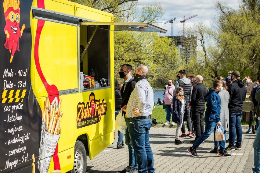 W Bydgoszczy odbywa się Food Truck Festival. Na parkingu...