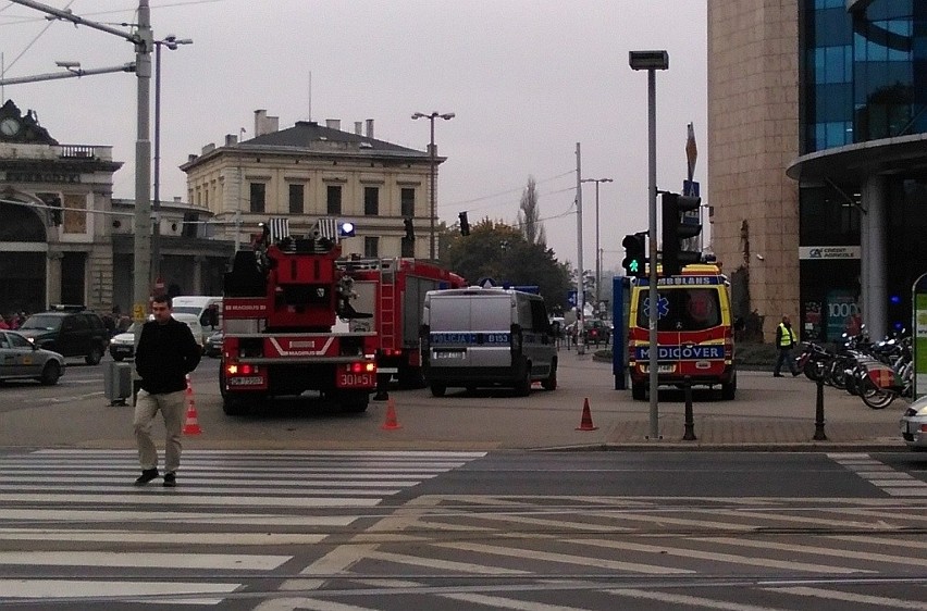 Wrocław: Ewakuacja ludzi z wieżowca Credit Agricole na pl. Orląt Lwowskich (ZDJĘCIA)