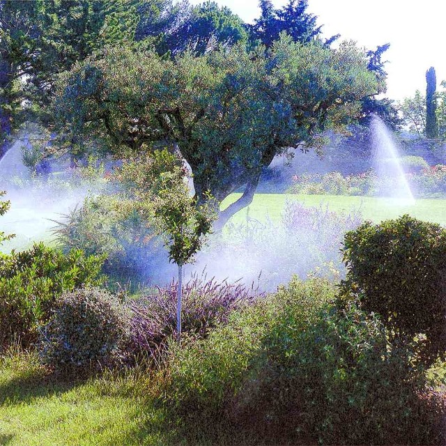 Właściciel ogrodu oszczędza czas i nie musi nastawiać się na atak komarów.