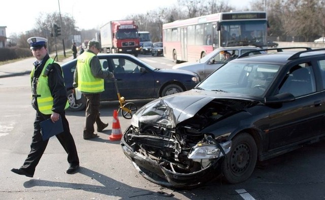 Rozbity opel vectra, którym przed wypadkiem podróżowały dwie kobiety - mieszkanki powiatu kolbuszowskiego.