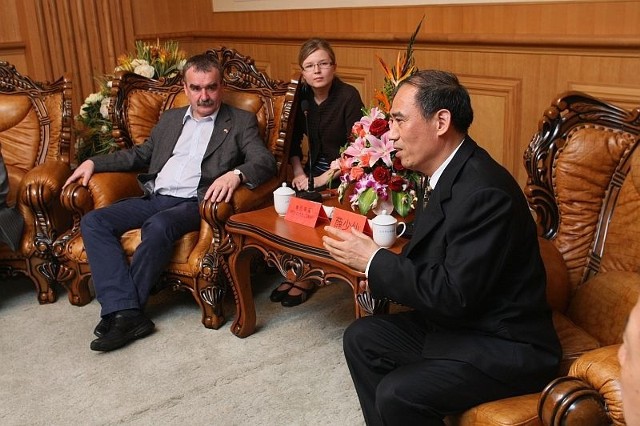 Prezydent Kielc na oficjalnym spotkaniu z dyrektorem Xue Shaoxianem z Urzędu Miasta w Taizhou