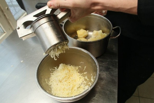 Ugotowane ziemniaki ubijamy lub przeciskamy przez praskę do miski.