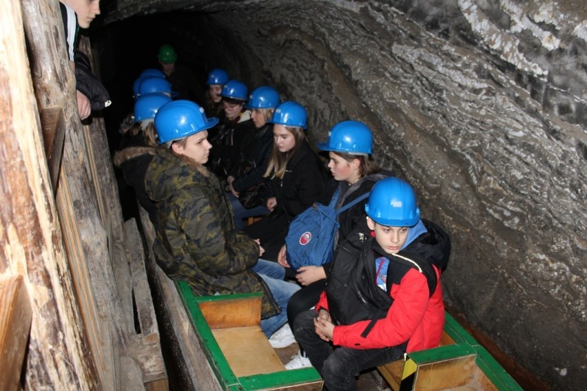 Fantastyczna wycieczka do kopalni w Bochni uczniów z Lipia, Brodów i Adamowa. Nawet grali w kosza pod ziemią