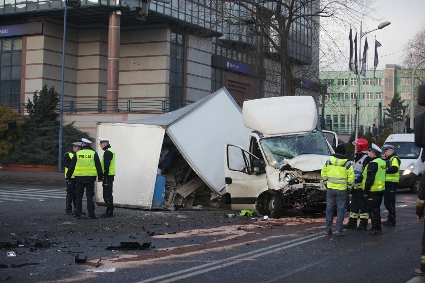 Wypadek w Katowicach na skrzyżowaniu Damrota i Powstańców....