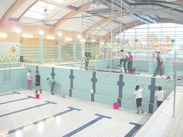 Centrum Sportowo-Rekreacyjne Helios już otwarte. To była pierwsza taka długa przerwa  techniczna, podczas której wykonano przeglądy i obsługą serwisową urządzeń basenu.