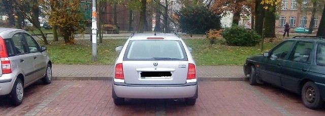 Skoda zaparkowała niemal idealnie pomiędzy liniami. Właśnie tak zajmuje się dwa miejsca jednocześnie. Brawo!