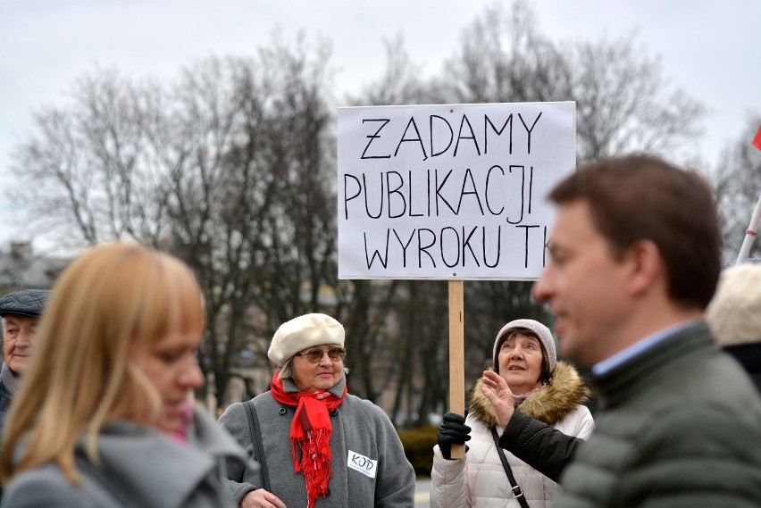 Komitet Obrony Demokracji manifestował w Lublinie. "Beata opublikuj!" [ZDJĘCIA, WIDEO]