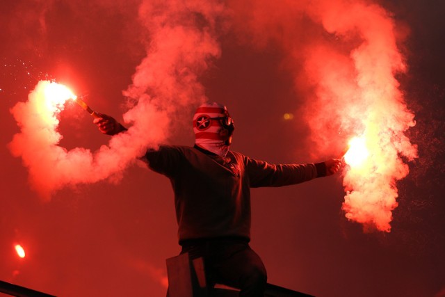 Derby Krakowa. "Prysznic" z węża strażackiego dla kibiców Cracovii