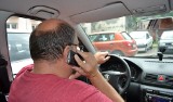 Rozmawiasz przez telefon komórkowy podczas prowadzenia auta? Pomorscy policjanci biorą na celownik kierowców rozmawiających przez komórkę