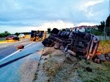 Wypadek holownika, który przewoził rozbitą ciężarówkę ze śmiertelnego wypadku w Łyskach. Dwie osoby trafiły do szpitala (zdjęcia)