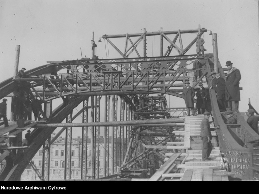 Budowa mostu im. Józefa Piłsudskiego rozpoczęła się w 1926r.