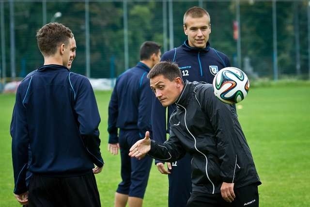 Mariusz Rumak w dowcipny sposób wita się z młodymi piłkarzami Zawiszy na pierwszym treningu.