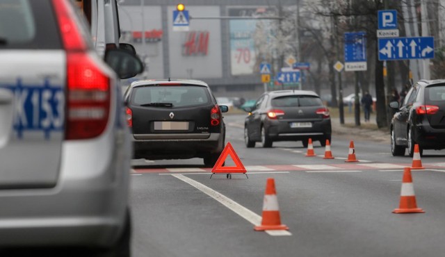 Do wypadku z udziałem dwóch pieszych i kierowcy doszło w Nakle przy ul. Mroteckiej