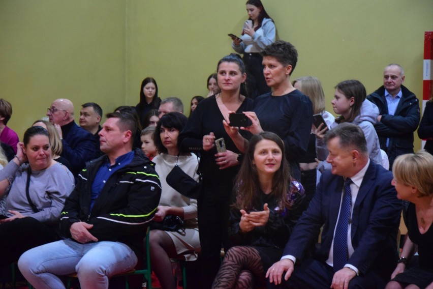 Komers ósmoklasistów ze Szkoły Podstawowej numer 3 w Tarnobrzegu. Pięknym polonezem rozpoczęli swój bal. Zobaczcie zdjęcia i wideo 