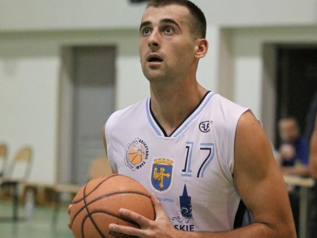 Koszykarz AZS-u Opole.