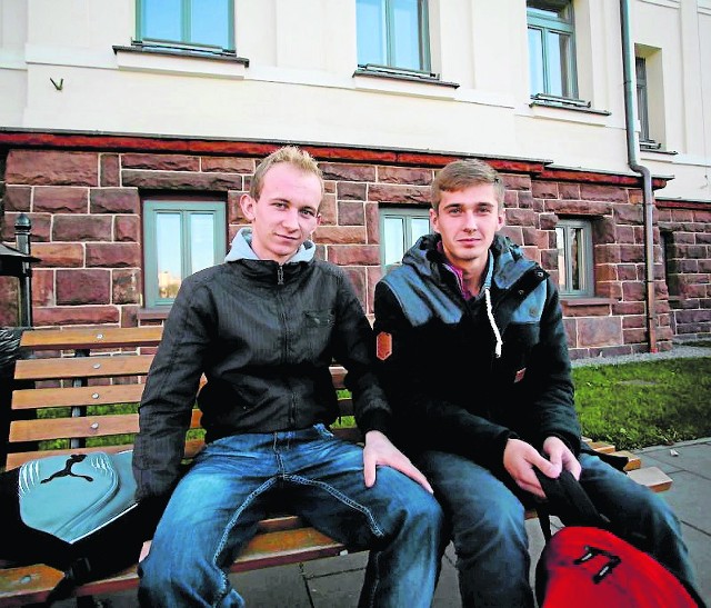 Damian Piechnik (od lewej) i Adrian Lusztyk jeżdżą pociągiem w kierunku Warszawy. 30 kilometrów pokonują w godzinę.