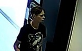 Poznań: Kradzież perfum wartych 700 zł w galerii handlowej. Policja opublikowała zdjęcia mężczyzny, który może mieć z tym związek