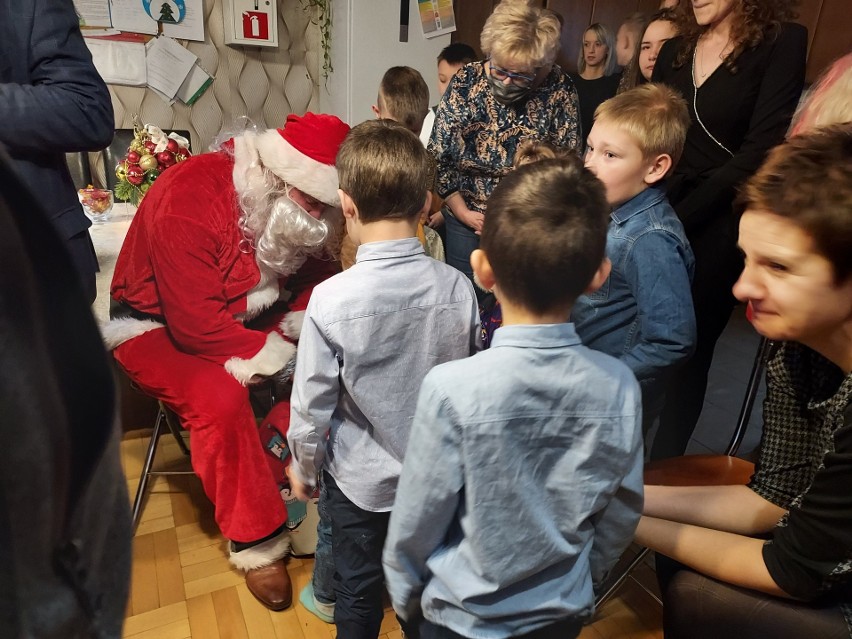 Słodka wizyta w Domach dla Dzieci i Młodzieży w Łoniowie. Mikołaj przywiózł paczki ze słodkościami [DUŻO ZDJĘĆ]