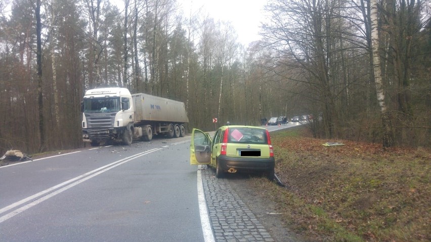 Dwie osoby poszkodowane trafiły do szpitala. Droga jest...